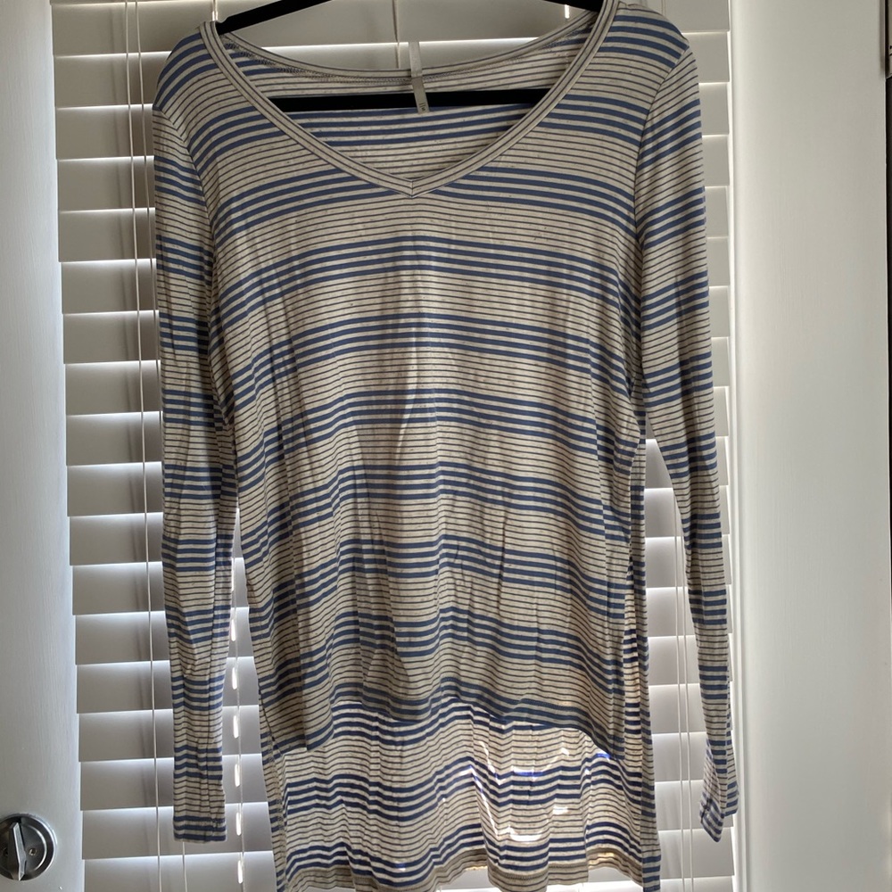 long sleeve, stretchy shirt